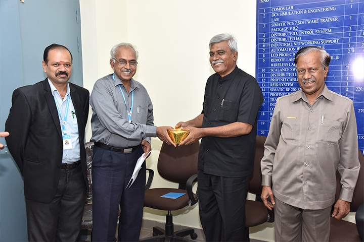 Director ETR honoring Dr. R. Vijayarajeswaran
