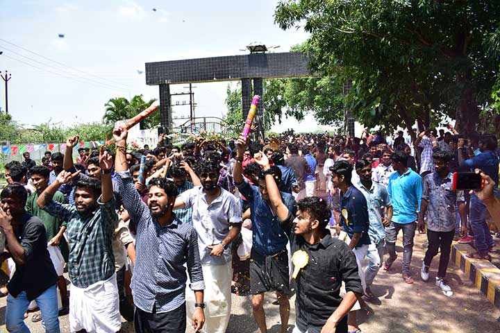 Aarupadai Veedu Institute of Technology students celebrating onam festival
